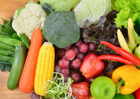 pestrá paleta čerstvej sezónnej zeleniny na trhovisku