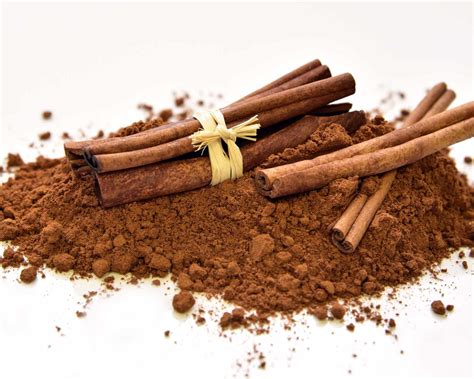 ilustračné foto: škoricové tyčinky a mletá škorica