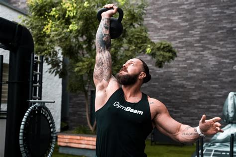 Schéma znázorňujúca rovnováhu medzi tréningom, výživou a regeneráciou ako piliermi úspešného chudnutia.