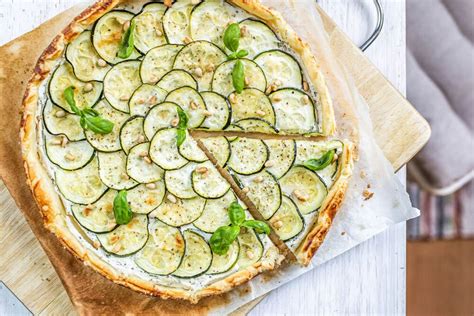 Detailný záber na slaný cuketový koláč s cherry paradajkami a bylinkami