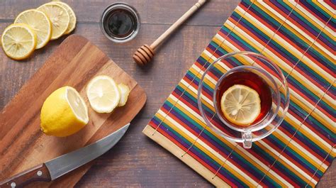 Pohár vlažnej vody s citrónom a medom