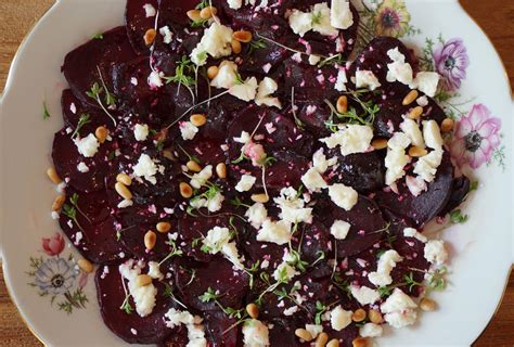 Tanier cviklového šalátu s hráškom a syrom