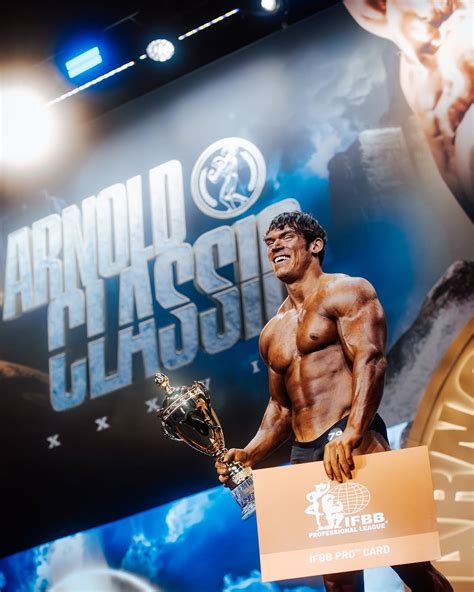 Tematická fotografia mladých kulturistov na pódiu