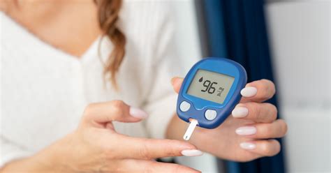 Pacient si kontroluje hladinu cukru v krvi glukomerom