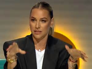 Tematické foto: spokojná žena s plochým bruškom