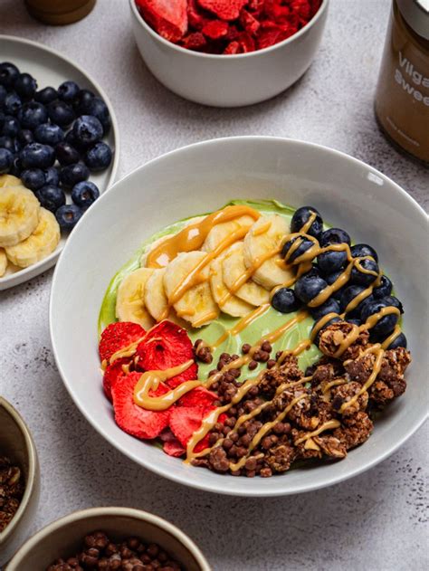 Fotografia misky s matcha smoothie zdobenej ovocím a chia semienkami