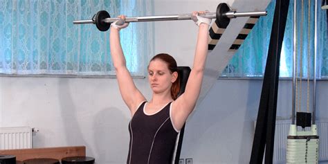 Tematické foto: Osoba vykonávajúca tlak nad hlavu s činkou