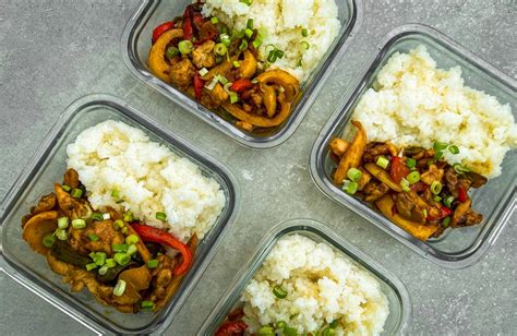 Fotografia esteticky pripravených krabičiek s jedlom na tri dni (mäso, ryža, čerstvá zelenina)