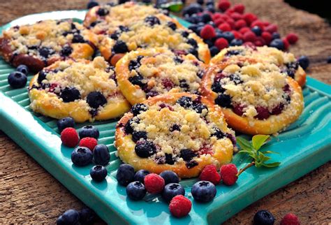 Detailný záber na zdravú misku s ovsenou kašou, orechmi a lesným ovocím