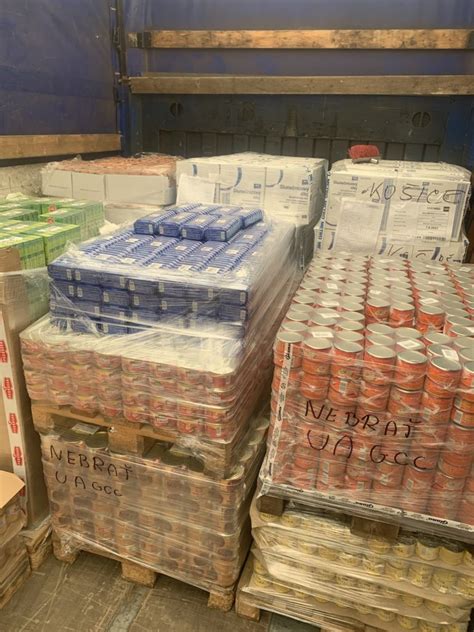 foto terapeutickej arašidovej pasty v balení a distribúcia humanitárnou pomocou