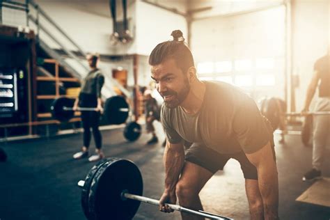 Ilustrácia: Človek cvičiaci v posilňovni s váhami