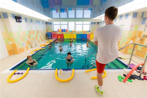 Tematická fotografia cvičenia aqua aerobiku v bazéne