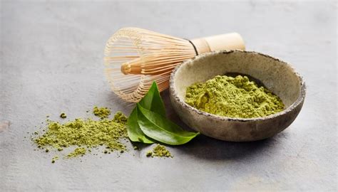 Ilustračná fotografia šálky zeleného čaju matcha s listami čajovníka.