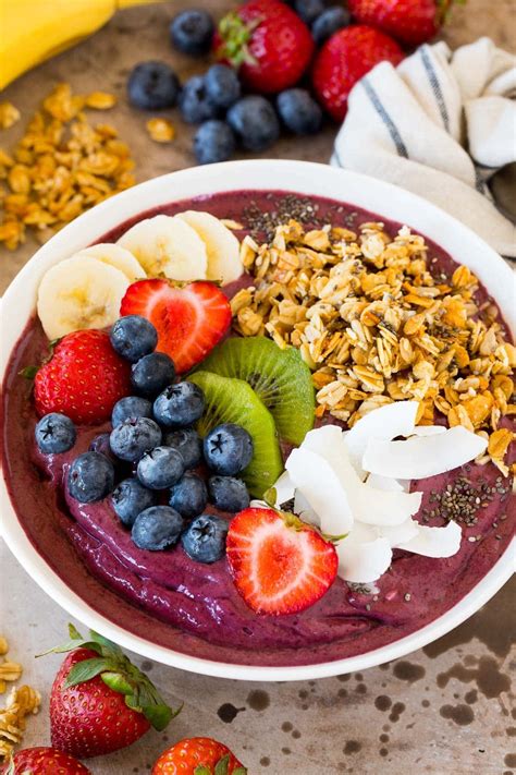 Fotografia misky s acai bowl posypanej ovocím a granolou.