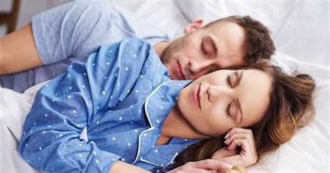 Pár v posteli, symbolizujúci vášeň a aktivitu