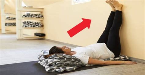 Pár v sexuálnej polohe v stoji opretý o stenu, zapojenie nôh a stredu tela