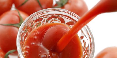 Tematické foto: pohár paradajkovej šťavy s čerstvými paradajkami