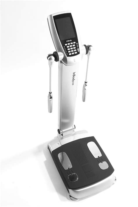 Fotografia: Osoba absolvujúca meranie na prístroji InBody