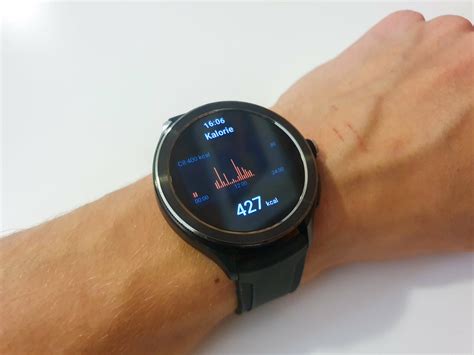 Hodinky zobrazujúce spálené kalórie a tepovú frekvenciu