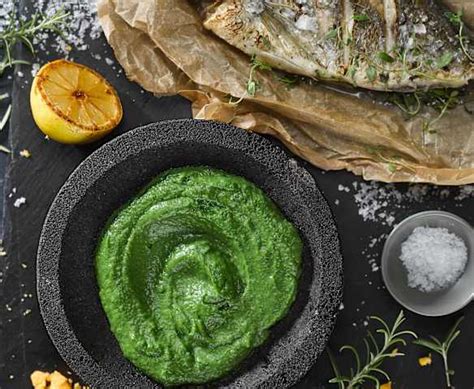 Detailný záber na krémové zelené brokolicové pyré na tanieri s kúskom mäsa