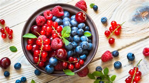 Fotografia čerstvého mixu bobuľového ovocia: jahody, čučoriedky a maliny