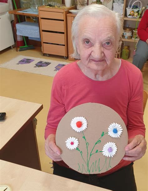 Ilustrácia zobrazujúca rôzne druhy fyzickej aktivity vhodné pre seniorov, ako je chôdza, ľahké posilňovanie, joga a bicyklovanie.
