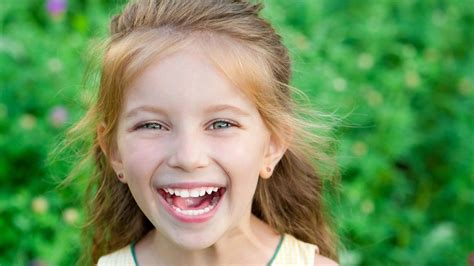 Tematické foto: Šťastné dieťa aktívne sa hrajúce vonku