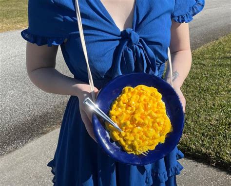 Tematické foto: Osoba držiaca váhu s otáznikom, zdôrazňujúce dilemu chudnutia.