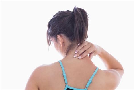 Tematická fotografia: Žena vykonávajúca automasáž dekoltu s olejom