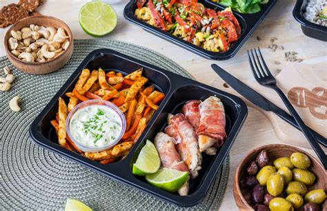 fotografia pripravených zdravých jedál v krabičkách