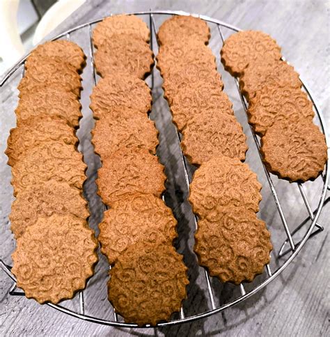 Hotové AIP keksíky na tanieri