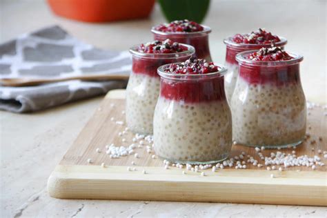 Tapiokový puding s ovocím v pohári