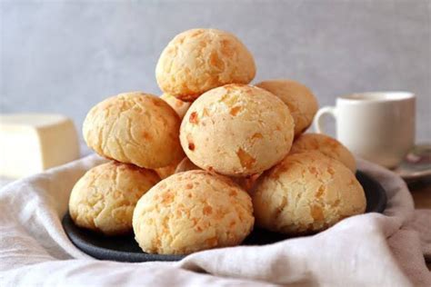 Čerstvo upečené Pão de queijo na plechu