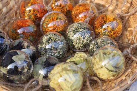 fotografia rôznych druhov sypaných čajov v sklenených nádobách