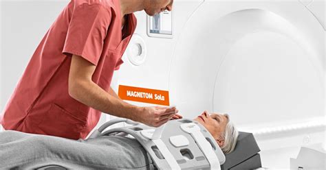 Pacient ležiaci v tuneli MR prístroja so slúchadlami