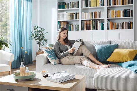 Ilustrácia: Žena sedí na gauči, jedlo a diaľkové ovládanie - symbol sedavého životného štýlu