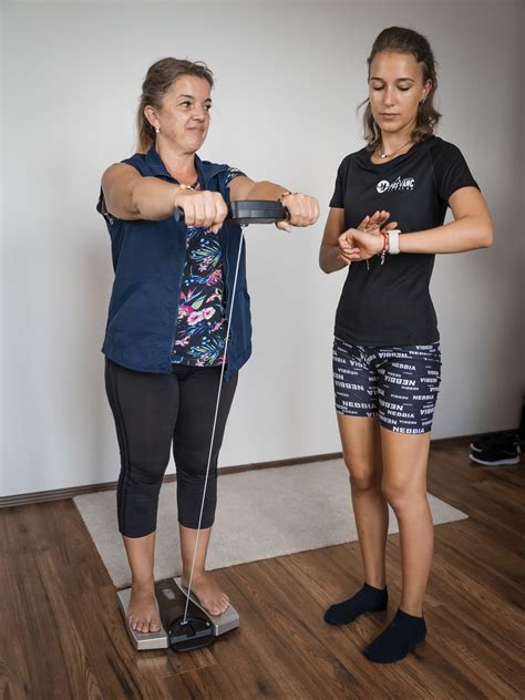 Koláž obrázkov znázorňujúcich jednoduché domáce cvičenia