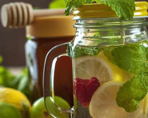 obrázok pripravenej detoxikačnej vody s ovocím a bylinkami