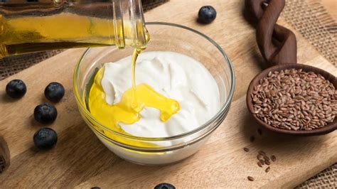 Ilustrácia Budwigovej zmesi - miska s tvarohom a ľanovým olejom.