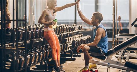 Muž a žena sa venujú rôznym formám pohybu, ako je beh, cyklistika a posilňovanie.