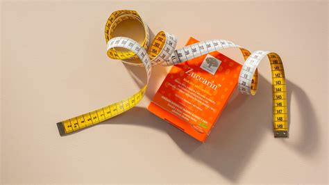 infografika znázorňujúca vzťah medzi kalorickým deficitom a úbytkom hmotnosti