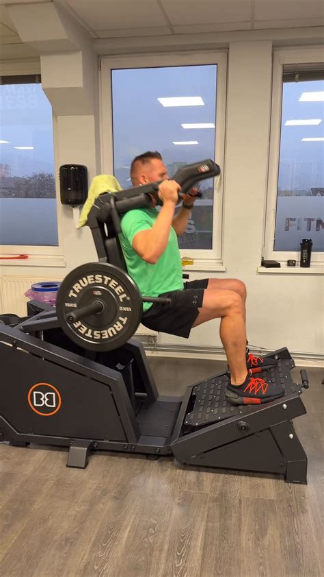 Ilustračný obrázok svalových vlákien a procesu ich rastu.