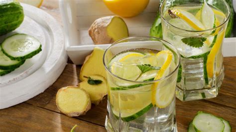 Ilustrácia vody s citrónom a zázvorom