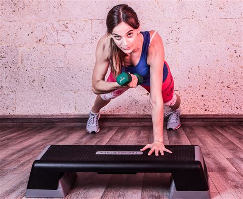 Ilustrácia ženy vykonávajúcej vysoko intenzívny intervalový tréning