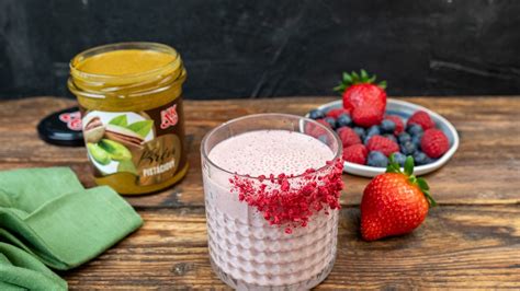 Koláž rôznych zelených smoothie nápojov s čerstvým ovocím a zeleninou.
