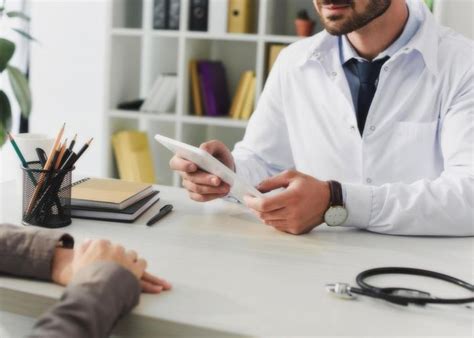 lekár vykonávajúci fyzikálne vyšetrenie pacienta