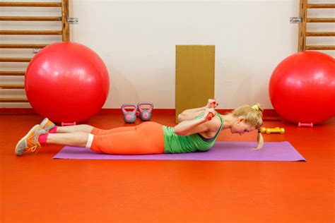 Schéma cviku rolovanie z ľahu do sedu s rukami za hlavou