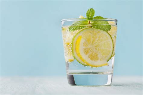 Ilustrácia zdravej hydratácie: pohár vody s citrónom a mätou