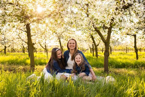 Ilustračná fotografia osoby svižne kráčajúcej v parku.