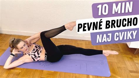 Trénerka Andrea Skolková demonštruje cviky na brucho.